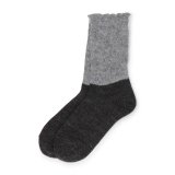 チャコールグレー