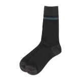 チャコールグレー