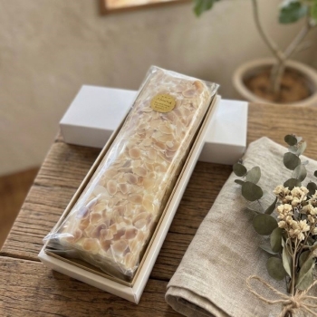 スイーツショップモリ　アーモンドロールケーキ