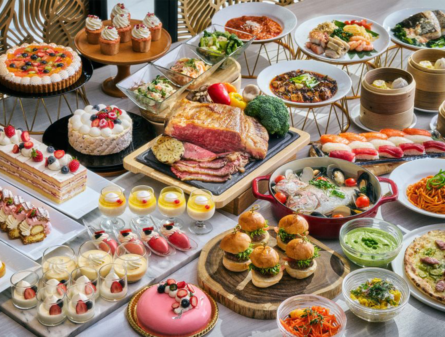 ＜窓側のお座席確約＞ヒルトン横浜&emsp;スイーツ&ランチビュッフェ