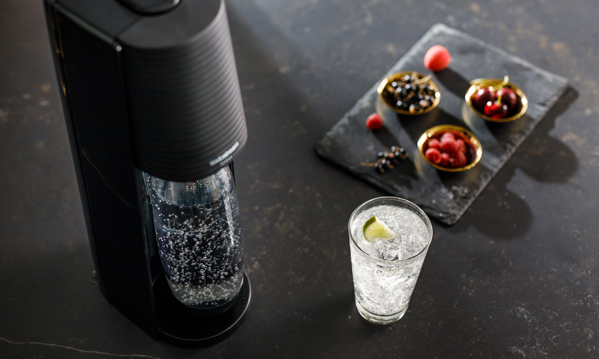 ソーダストリームで作った炭酸水と食事のイメージ写真