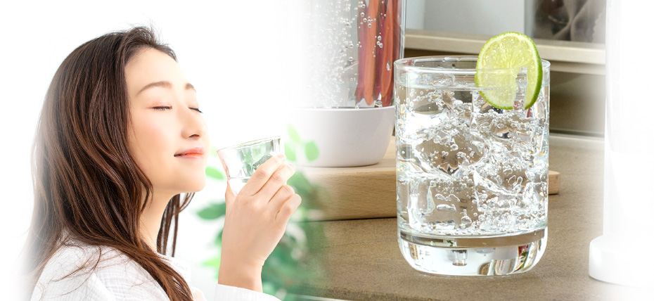 炭酸水を飲む女性、炭酸水が注がれたコップ