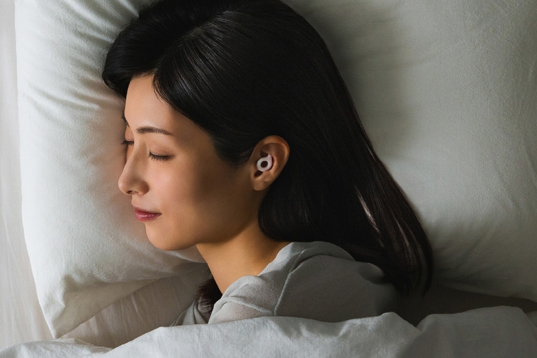 ELECOM（エレコム）ECLEAR（エクリア）睡眠用耳栓を使用している女性